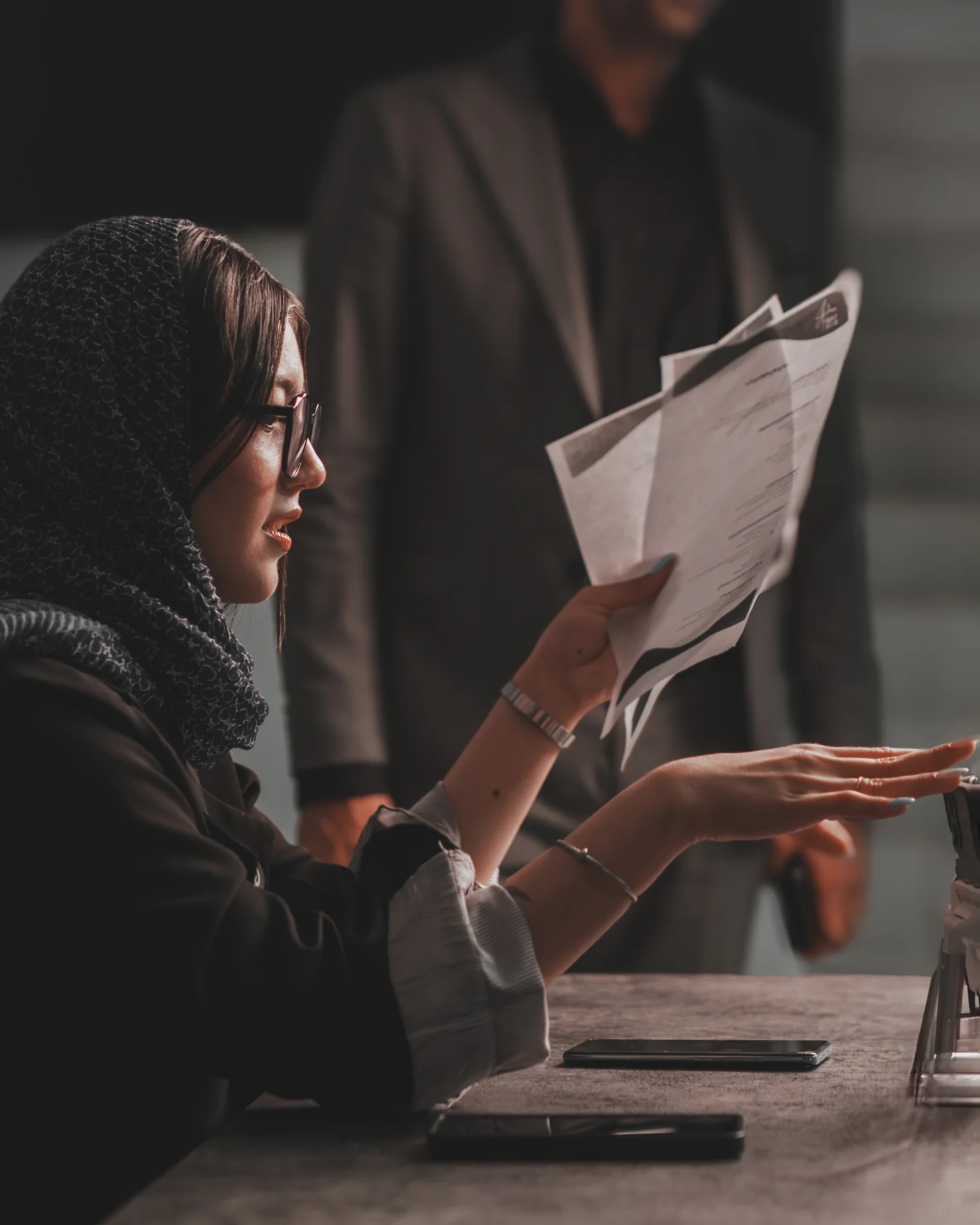 بازیگر در حال مرور متن در کنار تیم تولید