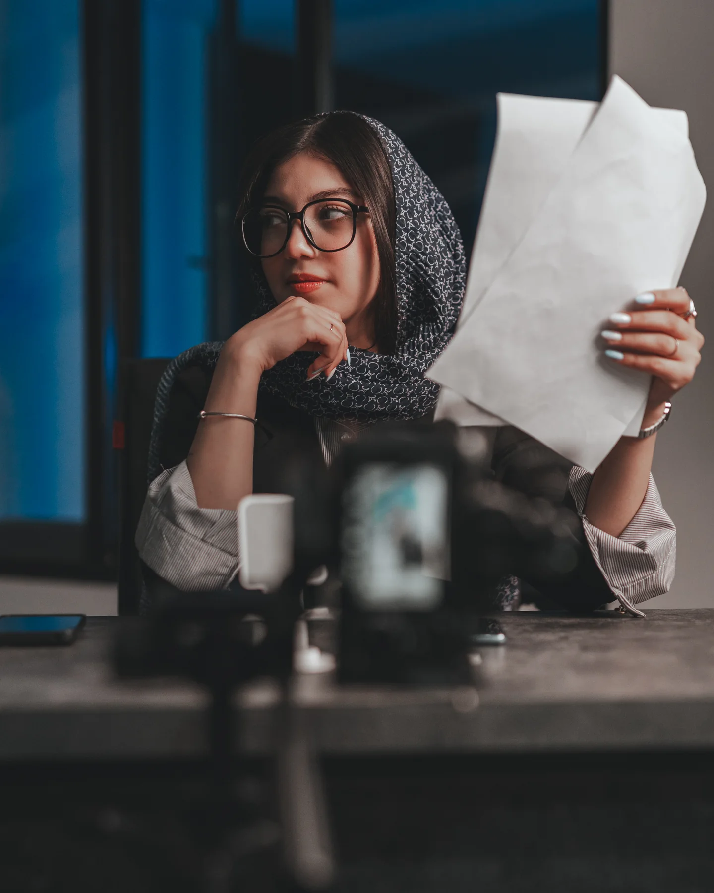 بازیگر در قاب دوربین و آماده ضبط صحنه