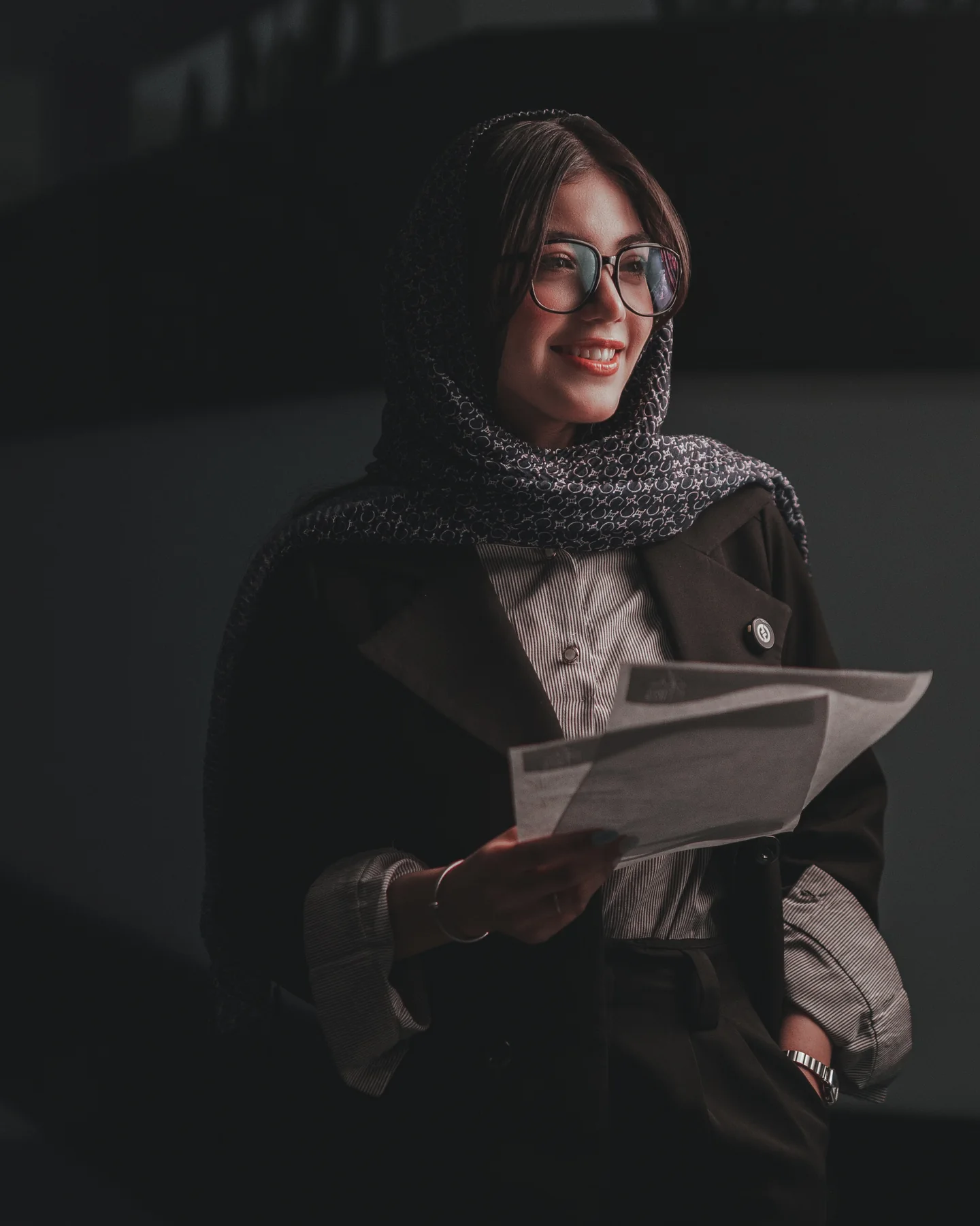 بازیگر در حال مرور متن پیش از ضبط